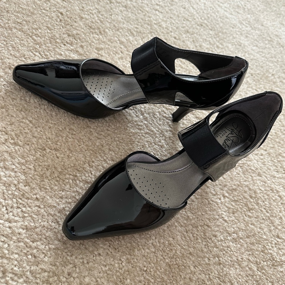 Chic Black Patent Leather Heels
NEW without tags.